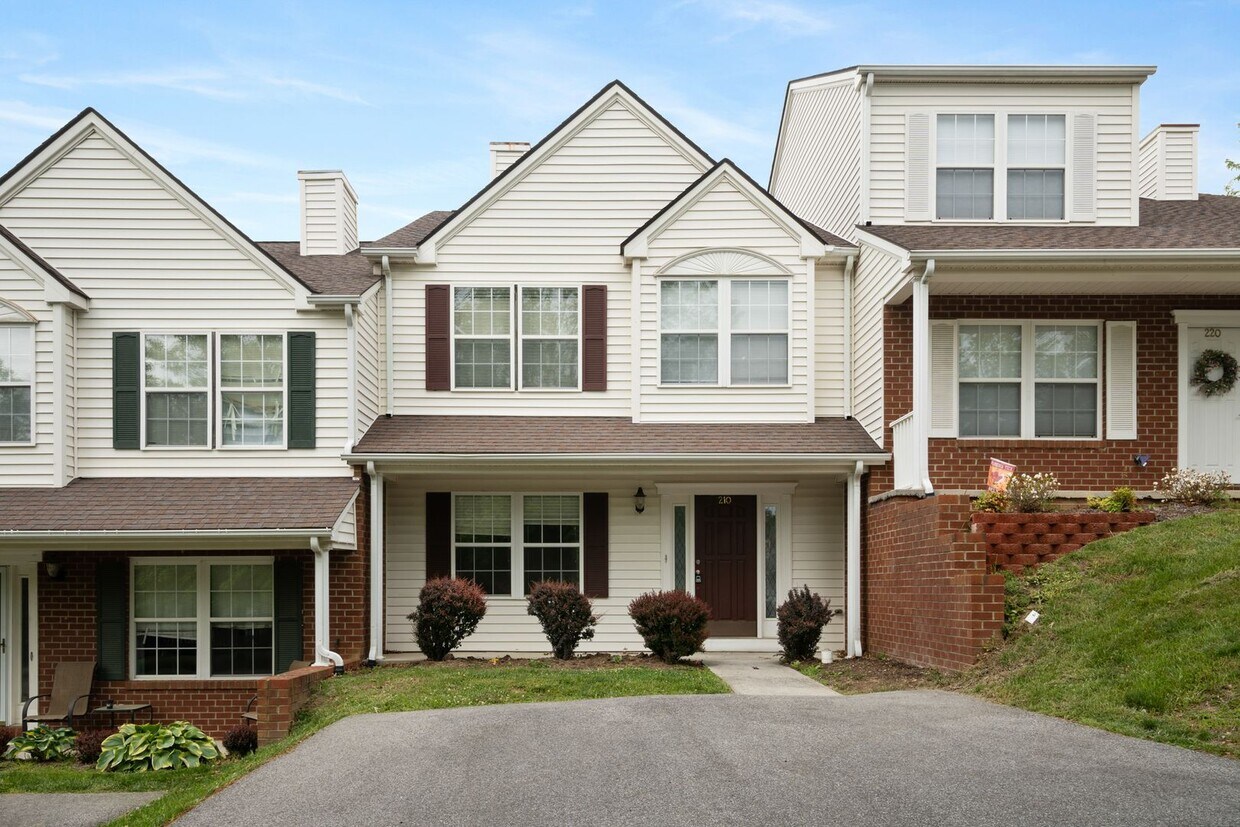 3 bed/ 2 1/2 Bath. Pet Friendly. Off Stre... - 3 bed/ 2 1/2 Bath.  Pet Friendly. Off Stre...