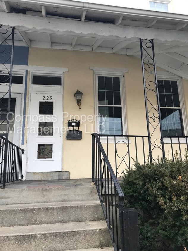 Foto principal - 229 E Chestnut St