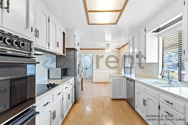 Building Photo - 1094 Harriet Ave