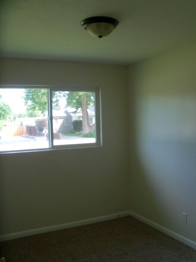 Foto del edificio - 3 Bedroom 1.5 Bathroom Apartment With Garage