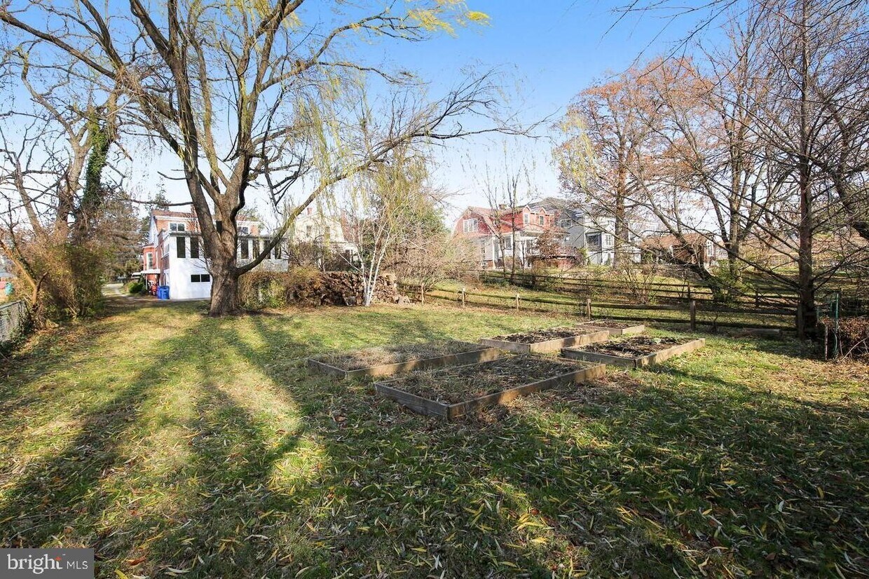 Primary Photo - 746 Thayer Ave