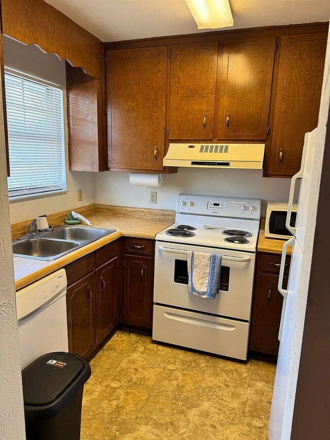 Building Photo - Spacious 2BR Condo with Private Baths, Fireplace, Balcony & Pool View – Close to FSU & TCC