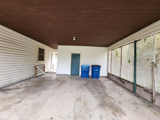 Foto del edificio - FOR LEASE!!