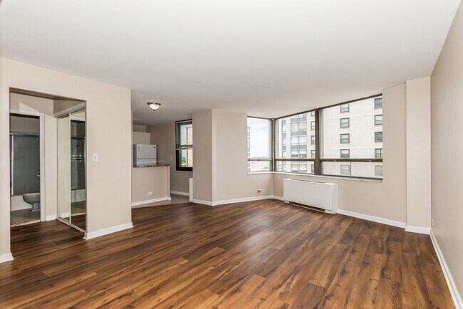 Building Photo - 5701 N Sheridan Rd