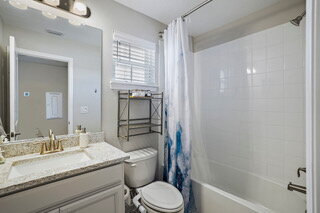 Building Photo - Like New Townhome in Heritage Oaks!