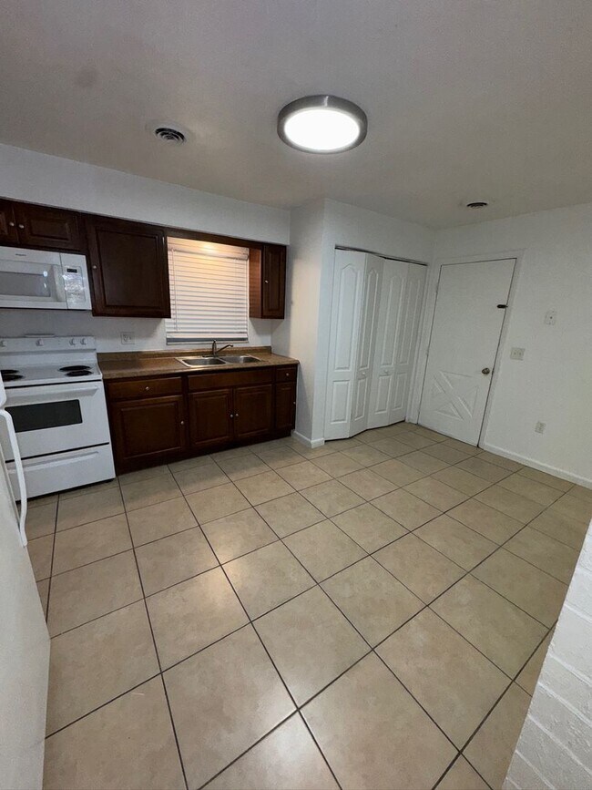 Foto del edificio - 1633 NE 70th St