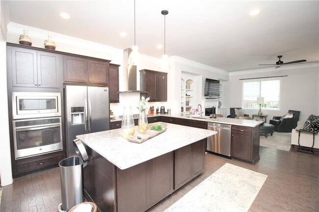 Foto del edificio - 355 Rose Garden Ln