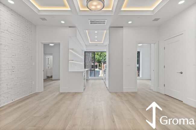 Building Photo - State of the Art, and No Fee!   Washington Square Luxury!  Sunny XL Rooms, 3 baths!