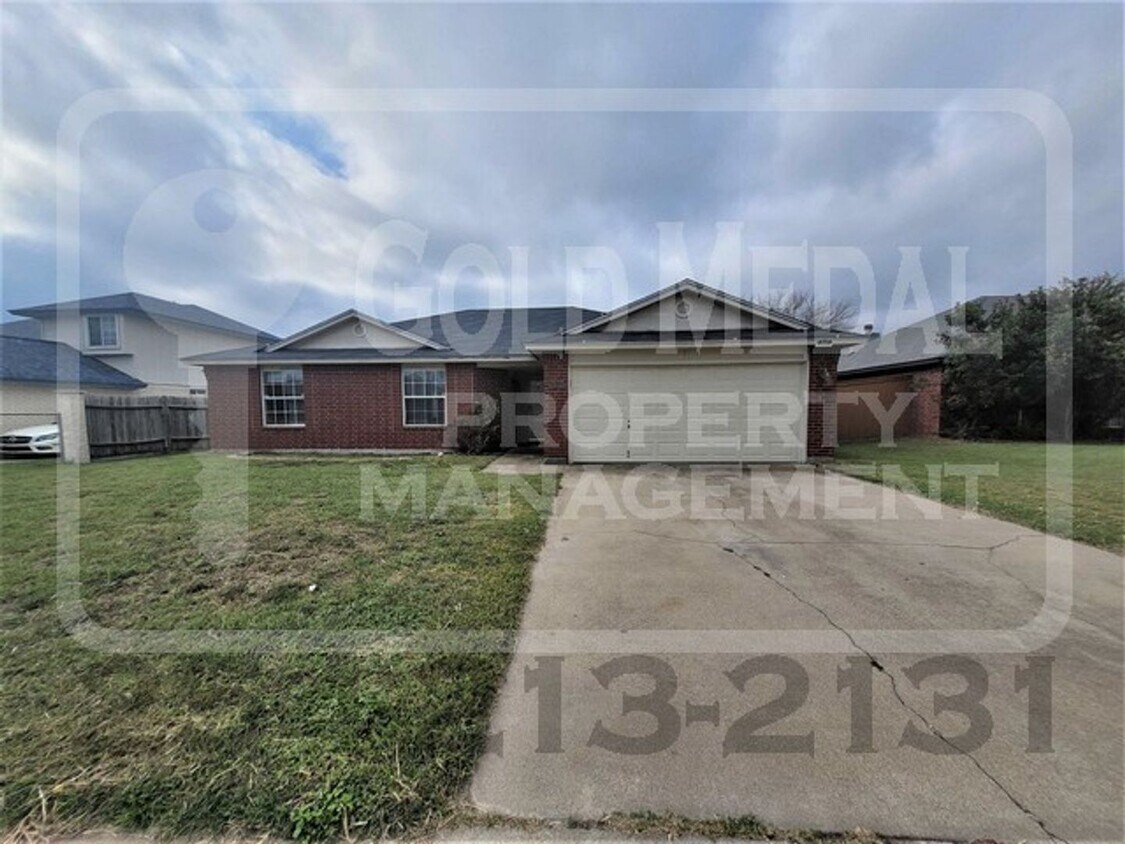 Foto principal - Charming 4-Bed, 2-Bath now available for r...