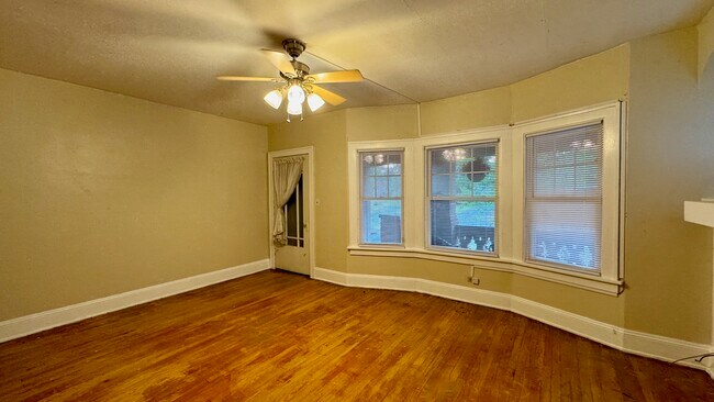 Living Room - Windows - 3652 Hildana Rd