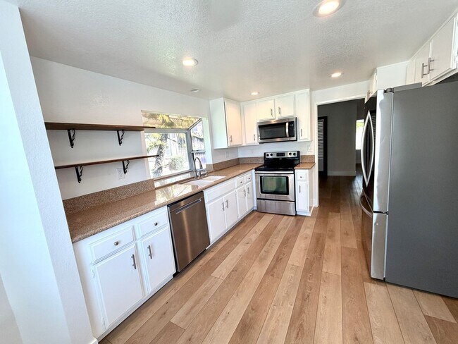 Foto del edificio - Welcome Home to Prestigious North Upland Living