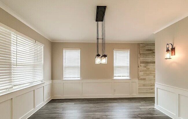 Building Photo - 98 Mission Oak Dr SE
