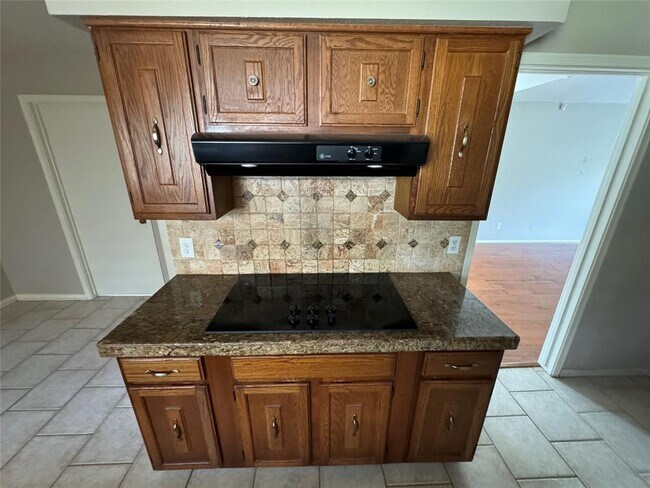 Building Photo - 15810 Hickory Knoll Dr