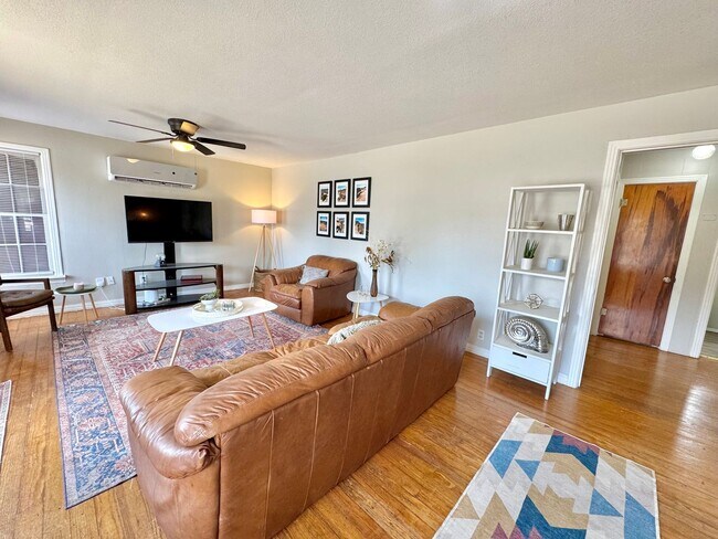 Building Photo - Blue Wall Oasis Mid-Term Rental 2/1 with a full basement