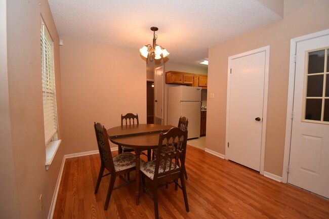 Building Photo - Centrally Located 2 Bedroom 2 Bath House