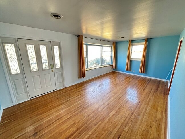 Building Photo - North Nashville retro home with large lot!