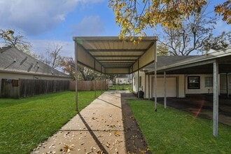 Building Photo - 214 E 1st St