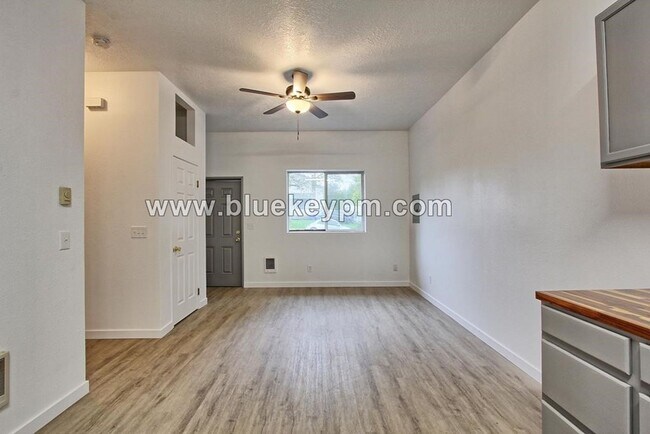 Foto del edificio - 1 Bed, 1 Bath Duplex Unit in Parkrose