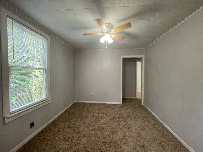 Building Photo - House: Denham Place