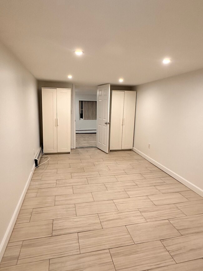 Building Photo - 922 Balcom Ave