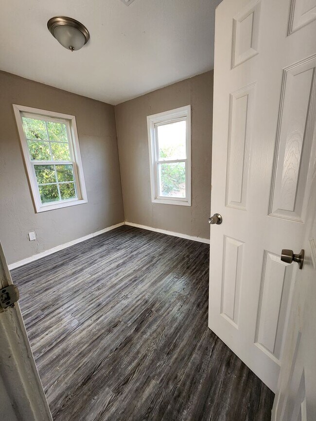 Building Photo - $600 Deposit Special on Spacious 3 Bed, 1 ...