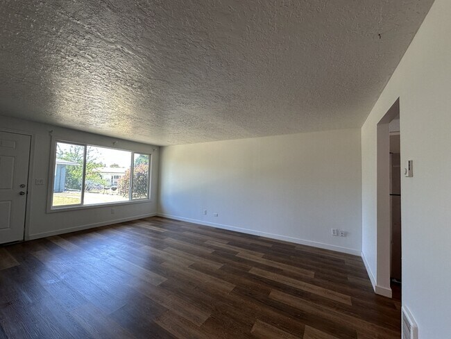 Foto del edificio - 750 N Main St