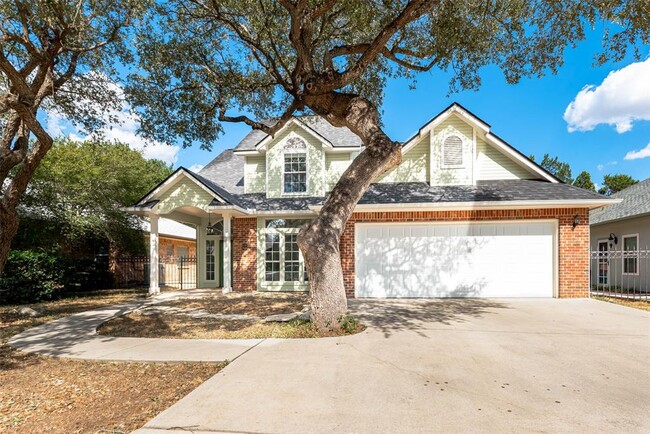 Building Photo - 641 Evergreen Ln
