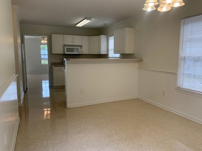 Building Photo - 3 Bedroom 2 Bath House on Avondale Availab...