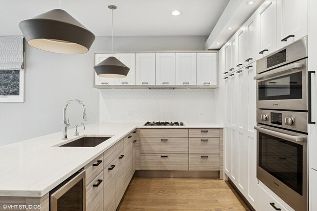 Building Photo - 927 N Damen Ave