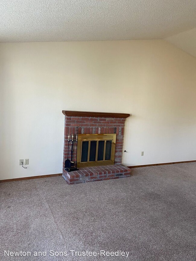 Building Photo - 3 br, 2 bath House - 387 E. Sycamore Avenue