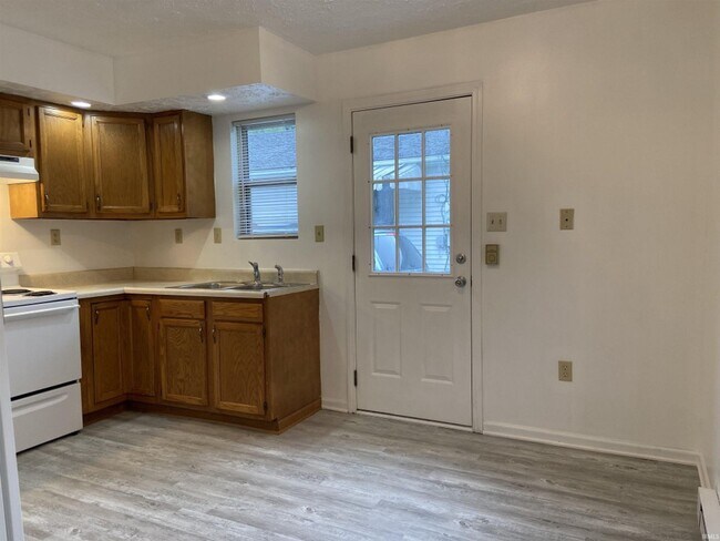 Foto del edificio - Duplex/ 2 -2 bedroom 1 bath with detached garage