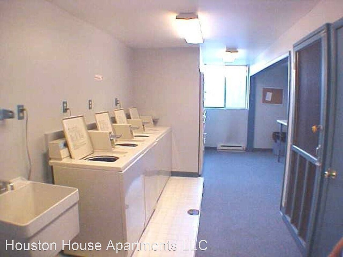Primary Photo - 617 E Houston Ave