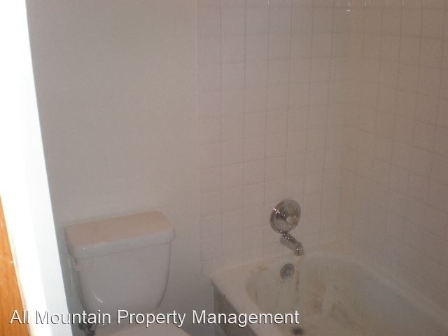 Building Photo - 606 Spruce Rd