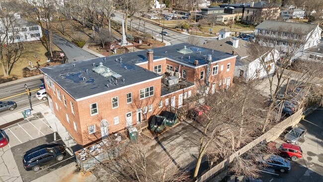 Building Photo - 582 Main St