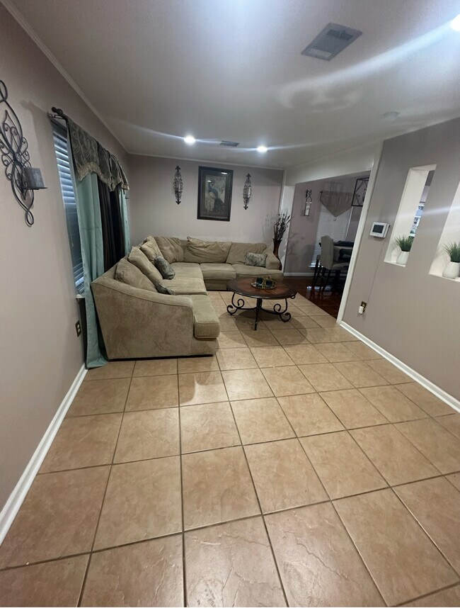 Foto del edificio - 1065 Beechwood Dr