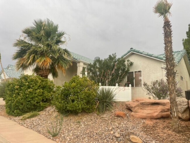 Foto del edificio - Furnished home available! Landscape maintenance included.