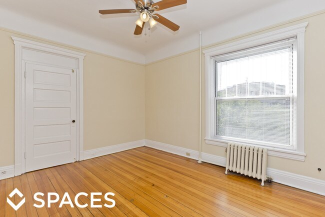 Building Photo - 334 W Dickens Ave