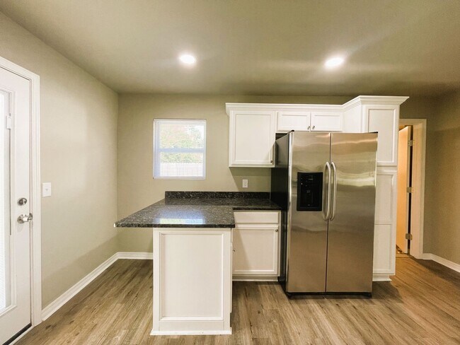 Building Photo - Cozy Home Near Shopping and Highway Access!