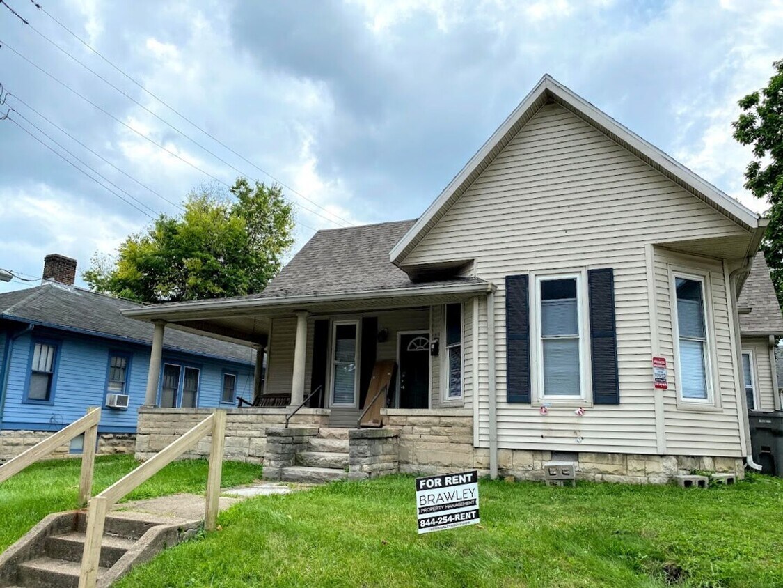 Primary Photo - *August 2027* 5 Bedroom house 1 block off ...
