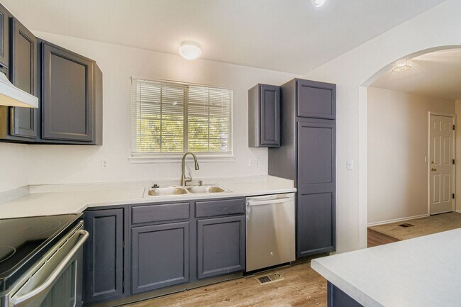 Building Photo - Bright & Spacious 3-Bedroom Home in Fox Run