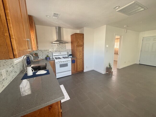 Foto del edificio - 45025 1/2 10TH STREET WEST