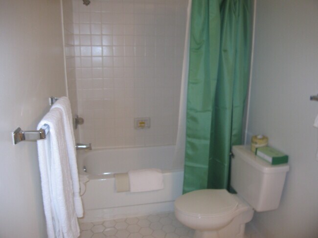 Baño grande - 600 21st St NW