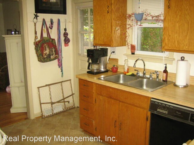 Building Photo - 3 br, 1 bath House - 1009 St. Charles Ave.