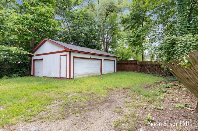 Foto del edificio - Charming 3-Bedroom Home with Spacious Livi...