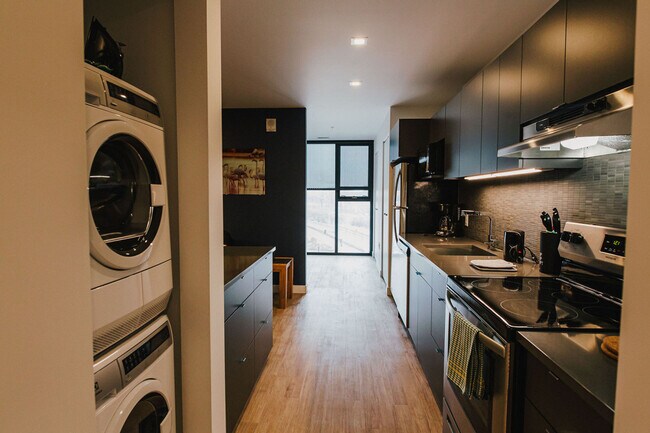Building Photo - 221 Stradbrook Ave
