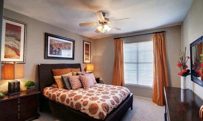 Foto del edificio - 8828 N Riverside Dr