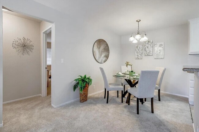 Foto del edificio - 2677 Somerset Park Cir