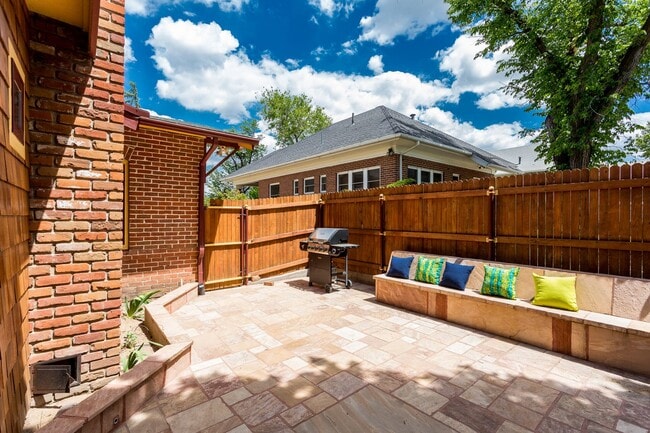 Building Photo - Fully Furnished 1-Bedroom Upstairs Apartment – All Utilities Included