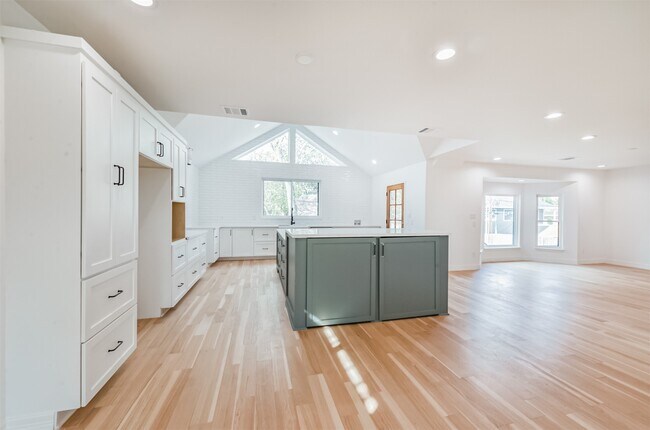 Building Photo - 4718 N Braeswood Blvd