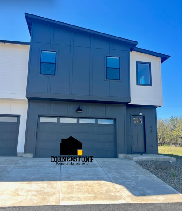 Building Photo - 210 Bogey Ln